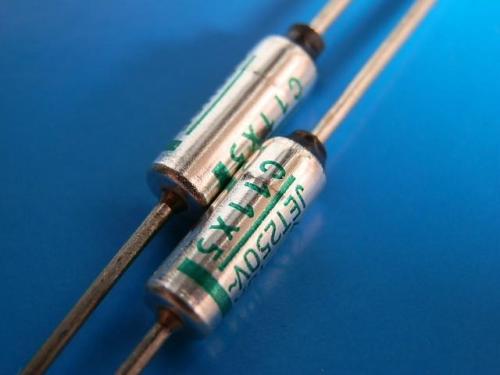 保險絲的性能受什么影響？